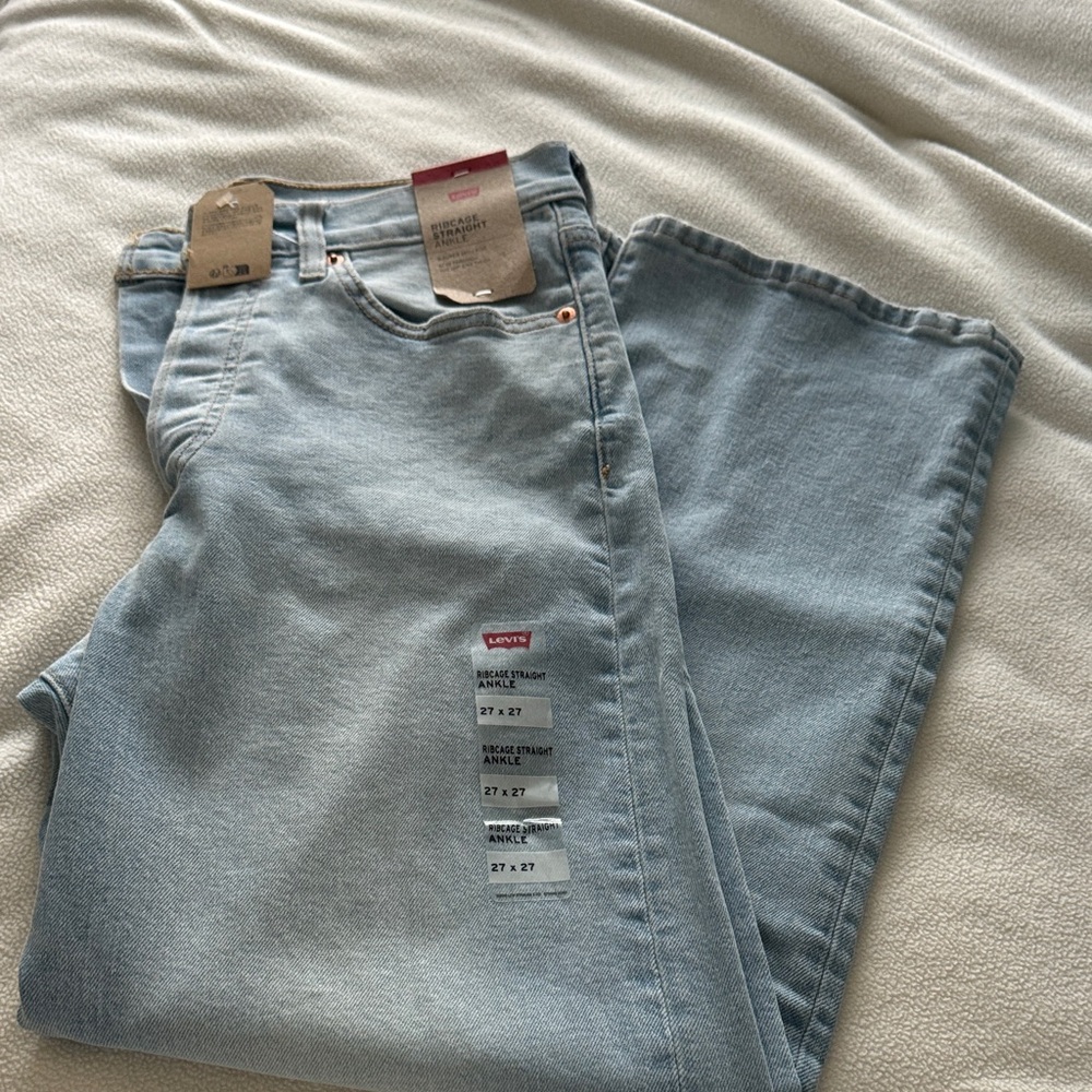 Levi's Ribcage Straight Ankle women’s jean. Size 27x27.
